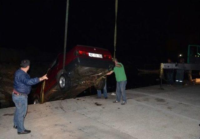 &Ccedil;alıştırmak İ&ccedil;in İttikleri Otomobil Denize U&ccedil;tu 3