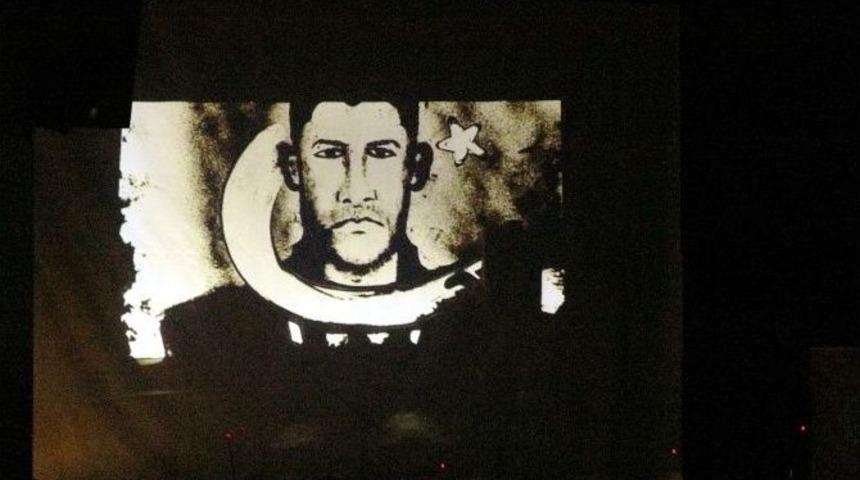 Kahraman Şehit &Ouml;mer Halisdemir&rsquo;in Resmini Kum Sanatıyla &Ccedil;izdiler