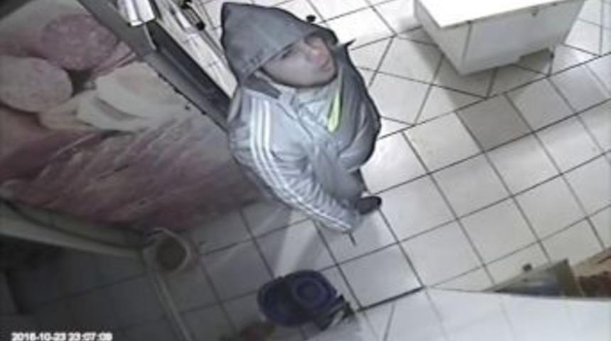 G&uuml;venlik Kamerasının Y&ouml;n&uuml;n&uuml; Değiştirirken Y&uuml;z&uuml;ne &Ccedil;evirdi