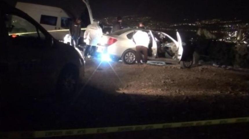 Arabanın İ&ccedil;inde Tabancayla Vurulmuş Halde Bulundu