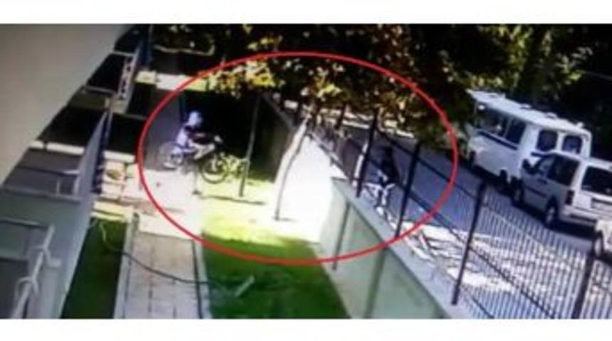 (&ouml;zel Haber) Manisa&rsquo;da Bisiklet Hırsızlığı G&uuml;venlik Kamerasında