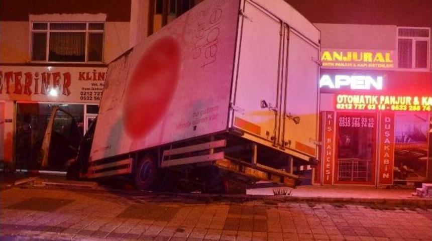 Kontrolden &Ccedil;ıkan Kamyon, Apartman Girişine U&ccedil;tu