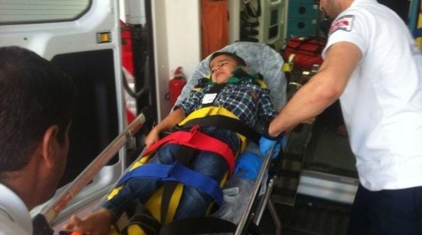 Annesinin Elini Bırakan &Ccedil;ocuğa Otomobil &Ccedil;arptı