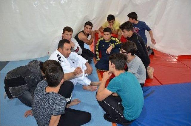 &ldquo;bende Spor Yapacağım&rdquo; Projesi Gen&ccedil;lerine Judo Tanıtıldı 1