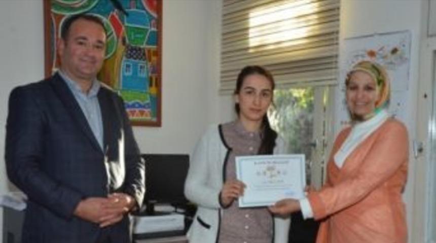 İl Milli Eğitim M&uuml;d&uuml;r&uuml; Durmuş, &Ouml;ğrenme Şenliğine Katılanlara Belgelerini Verdi