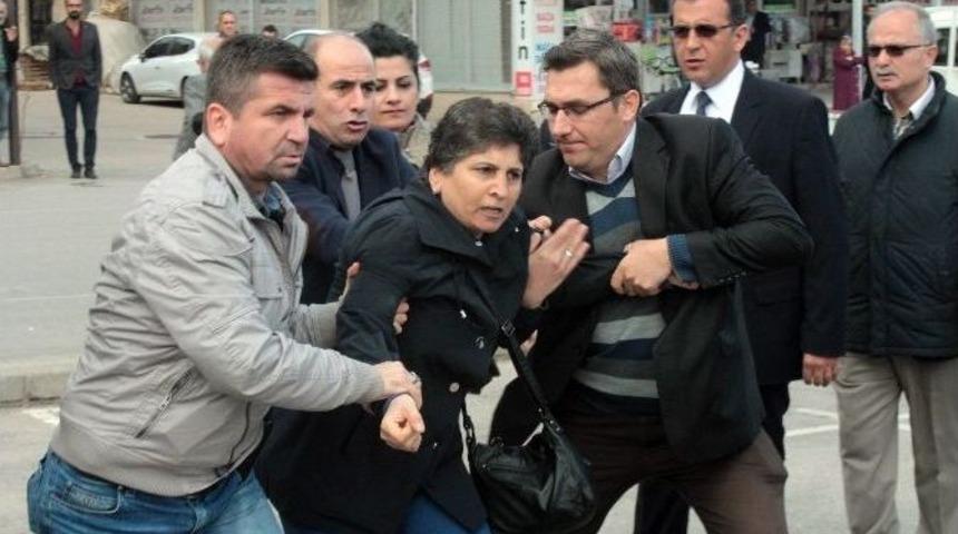 Bursa&rsquo;da Oturma Eylemi Yapan Hdp&rsquo;lilere Polis M&uuml;dahalesi