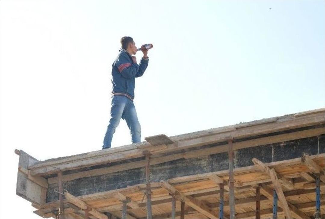 Sevgilisi Tarafından Terk Edilince &Ccedil;atıya &Ccedil;ıkan Alkoll&uuml; Gen&ccedil; Polisleri Saatlerce Uğraştırdı