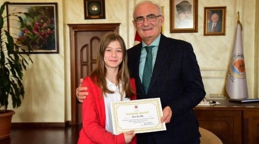 Başkan Yılmaz Başarılı Dans&ccedil;ıları &Ouml;d&uuml;llendirdi