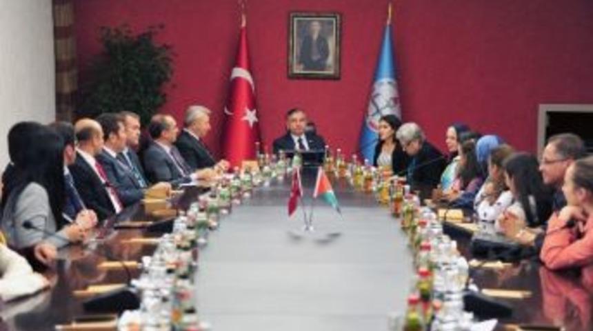 Bakan Yılmaz, Filistinli &Ouml;ğretmen Ve &Ouml;ğrencileri Kabul Etti