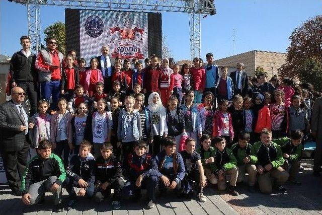 Büyükşehir Belediyesi Ortaöğretim Okullarına Malzeme Desteği Verdi