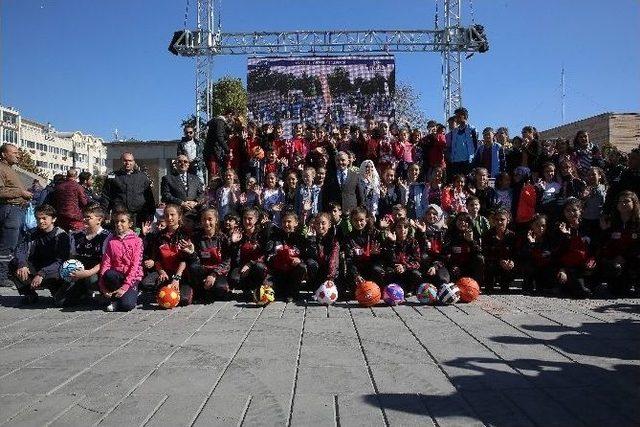 B&uuml;y&uuml;kşehir Belediyesi Orta&ouml;ğretim Okullarına Malzeme Desteği Verdi 3