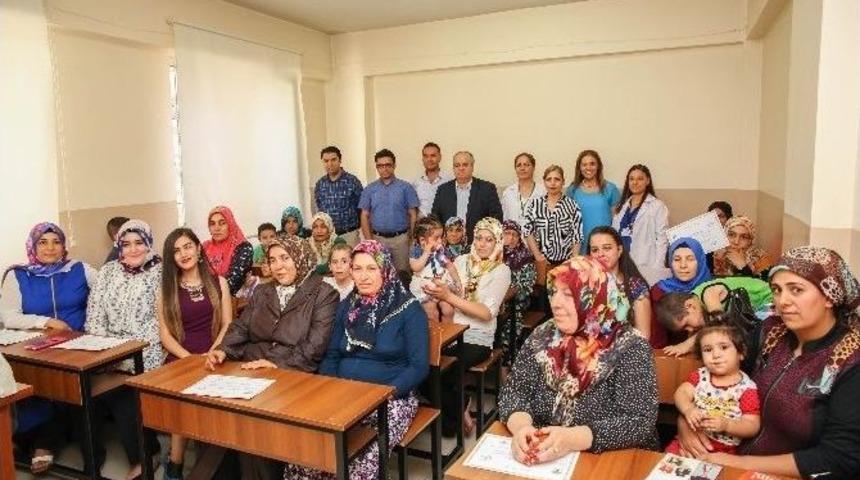 Refakat&ccedil;i Kursuna Katılan Hanımların Sertifika Mutluluğu