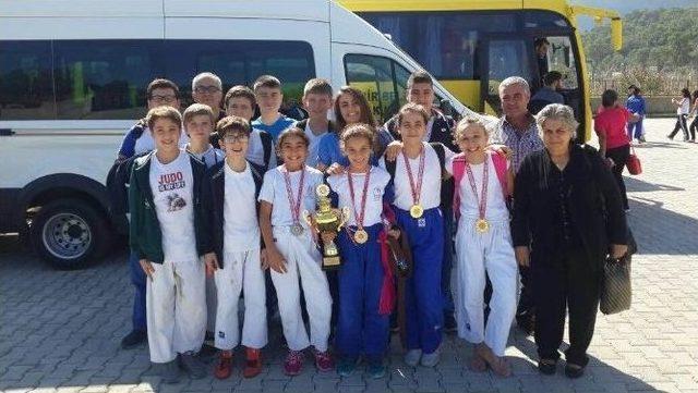 Yunusemre’nin Judo Takımları Türkiye Şampiyonu Oldu