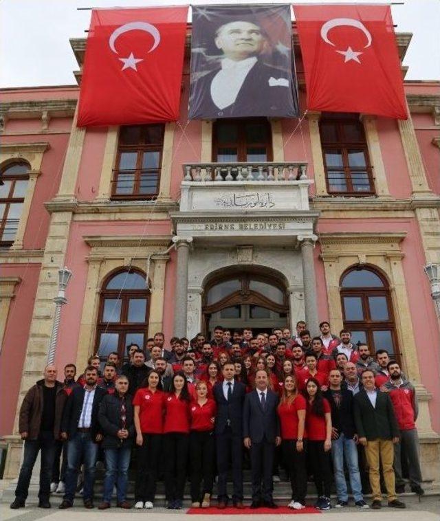 Edirnespor Kulübü’nün Sporcularından Belediye Başkanı Gürkan’a Ziyaret