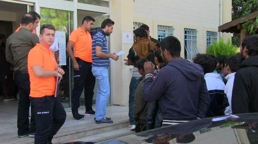 70 Ka&ccedil;ak Deniz Ortasında Yakalandı