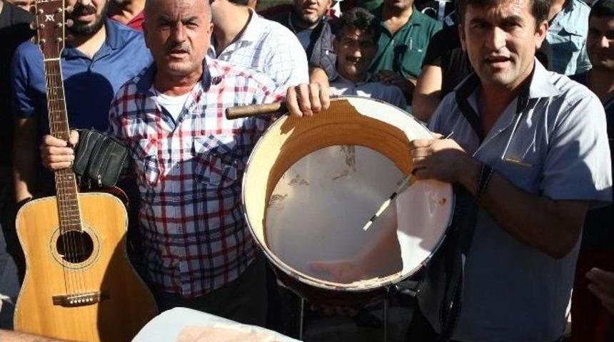 Sokak D&uuml;ğ&uuml;nlerinin Yasaklanmasını Davul Kırarak Protesto Ettiler
