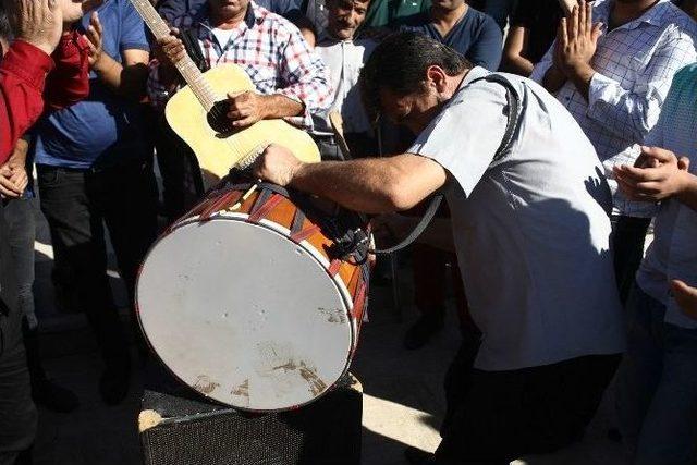 Sokak D&uuml;ğ&uuml;nlerinin Yasaklanmasını Davul Kırarak Protesto Ettiler 2