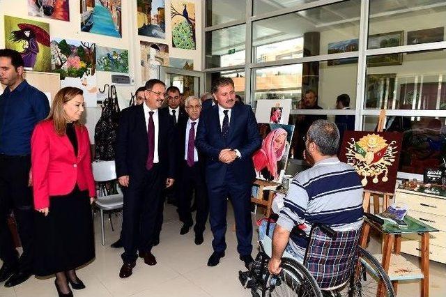 Bakan &Ouml;zhaseki, Sanat Merkezi Ve Sanat Sokağını Gezdi 2