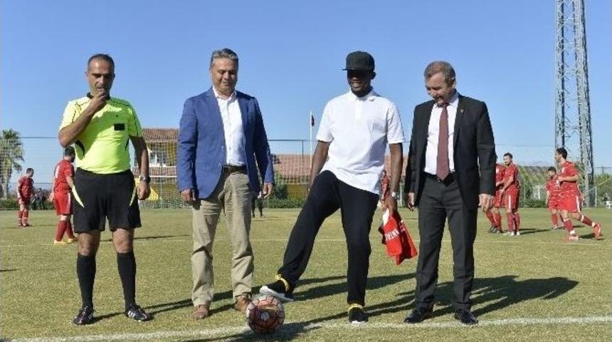 Eto&rsquo;o Avukatların Futbol Turnuvasının Başlama Vuruşunu Yaptı