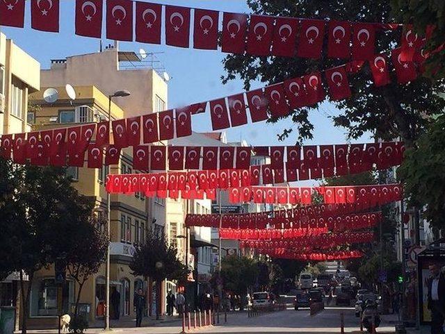 Bandırma Caddeleri Kırmızı-beyaz