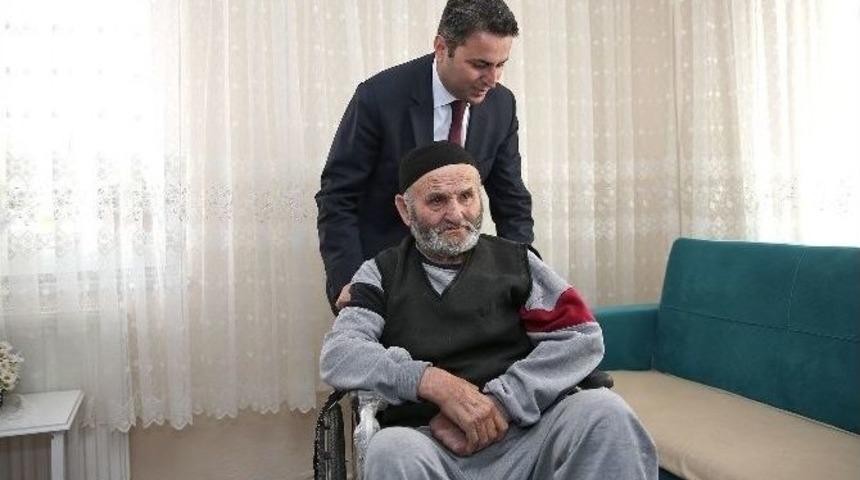 Yaşlı Adama Tekerlekli Sandalye Desteği