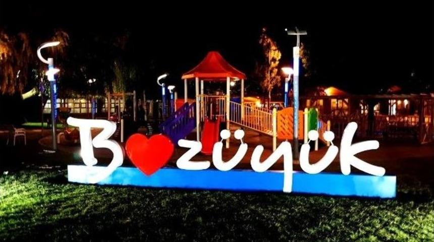 Her Fotoğrafta Boz&uuml;y&uuml;k Yazılı Simgesel Logolar