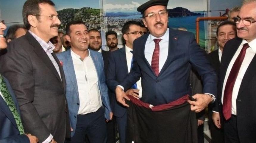 Y&uuml;cel&rsquo;den Bakan T&uuml;fenkci&rsquo;ye Alanya Kasketi Ve Şalvarı