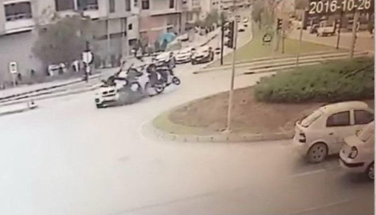 İki Motosiklet Aynı Anda Otomobile &Ccedil;arptı: 2 Yaralı