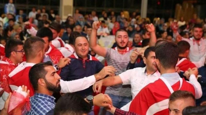 Fineke&rsquo;de Askere Gidecek Gen&ccedil;lere &Ouml;zel Gece