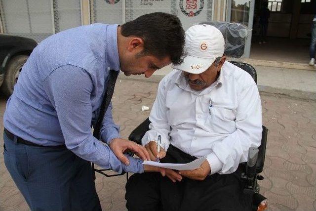 Silopi Kaymakamı Savaş Konak’tan Engelli Vatandaşa Akülü Araç