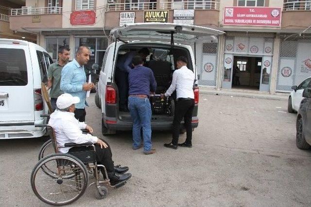 Silopi Kaymakamı Savaş Konak’tan Engelli Vatandaşa Akülü Araç