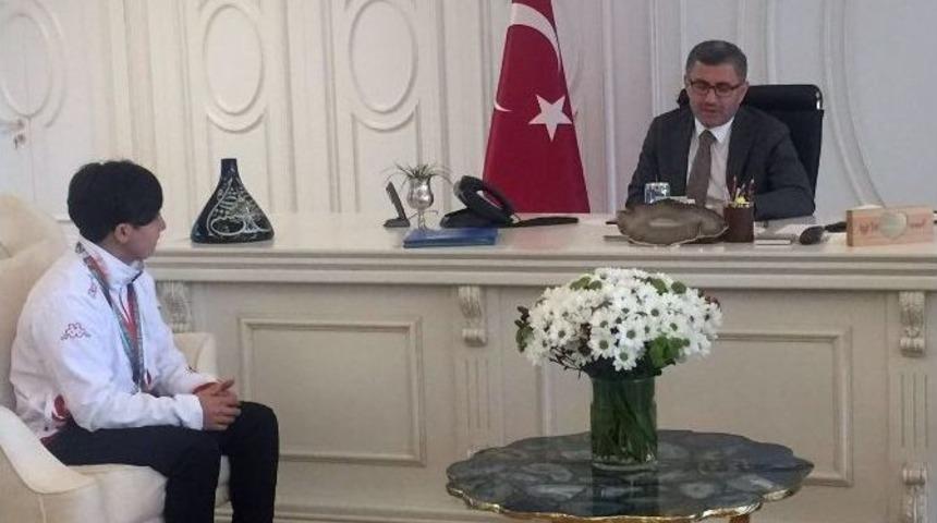 &Uuml;sk&uuml;dar Belediyesinden Şampiyon Sporculara &Ouml;d&uuml;l