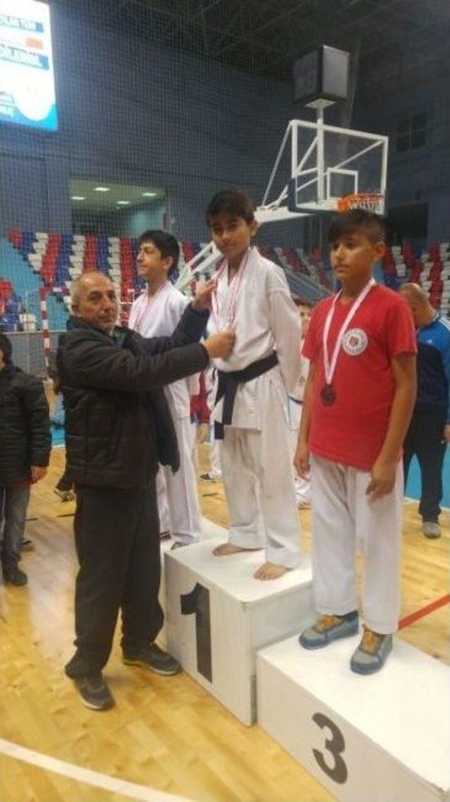 Karate Müsabakasında Ereğli 14 Madalya Kazandı