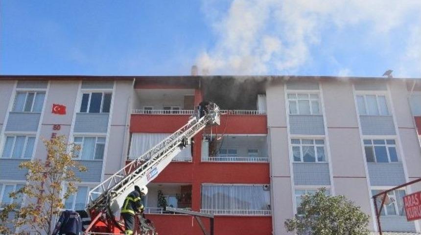 A&ccedil;ık Unutulan Elektrikli Sobası Evi Yaktı