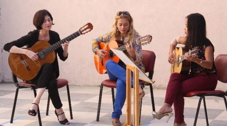 D&uuml;nyaca &Uuml;nl&uuml; Gitaristler Engellilerle Buluştu