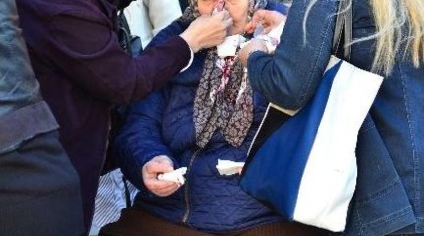 Kaldırımdan İnerken Yaralanan Yaşlı Kadın Hastanelik Oldu