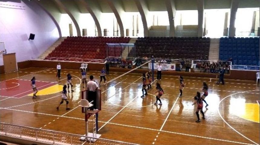 Cumhuriyet Haftası Voleybol Turnuvaları Devam Ediyor