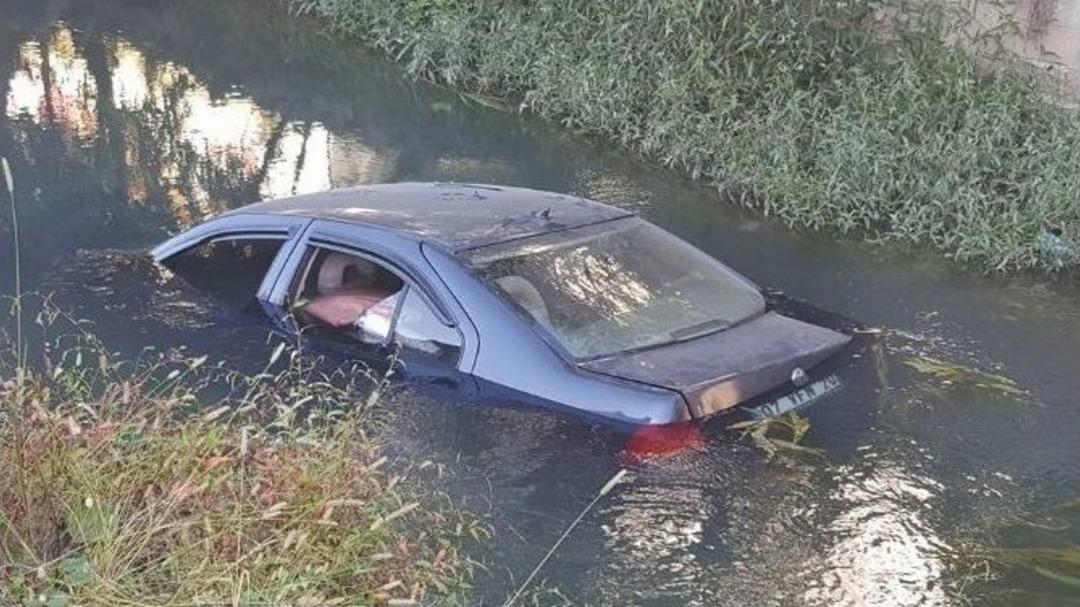 Virajı Alamayan Otomobil Sulama Kanalına U&ccedil;tu