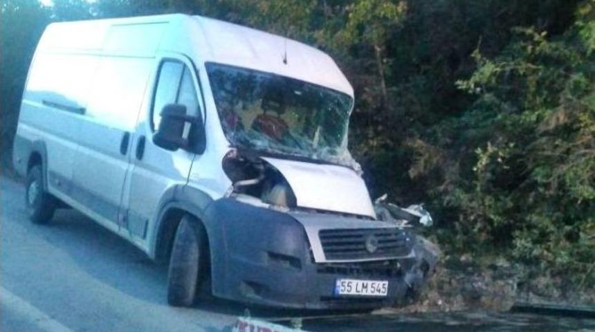 Bartın&rsquo;da Kamyon İle Minib&uuml;s &Ccedil;arpıştı: 1 Yaralı