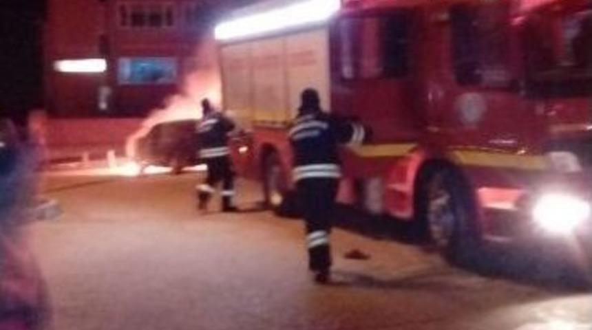 Hastane &Ouml;n&uuml;ne Bırakılan Otomobil Alev Aldı