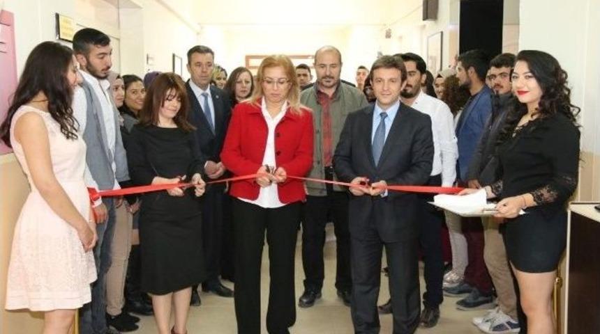 Ne&uuml; Nevşehir Myo Grafik Tasarım B&ouml;l&uuml;m&uuml;nden &lsquo;14. Grafik Tasarım Sergisi&rsquo;