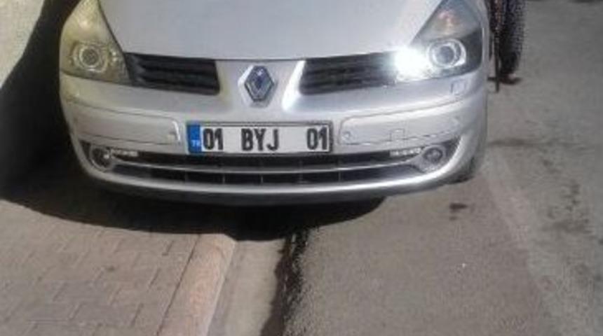 Arabalar Kaldırımda Yayalar Yolda