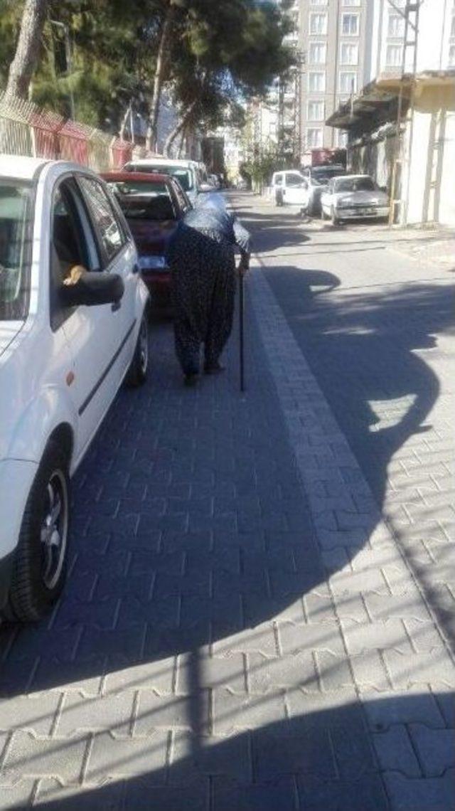 Arabalar Kaldırımda Yayalar Yolda 1