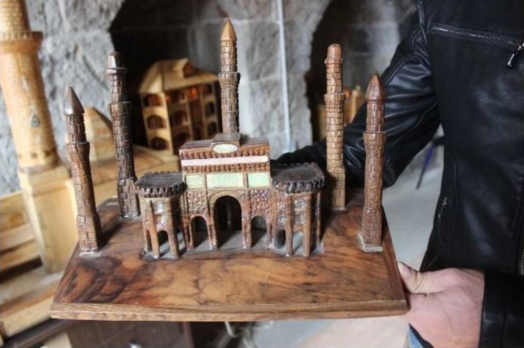 (&ouml;zel Haber) İş&ccedil;i Emeklisi Bitlis Tarihini Ahşaba İşliyor