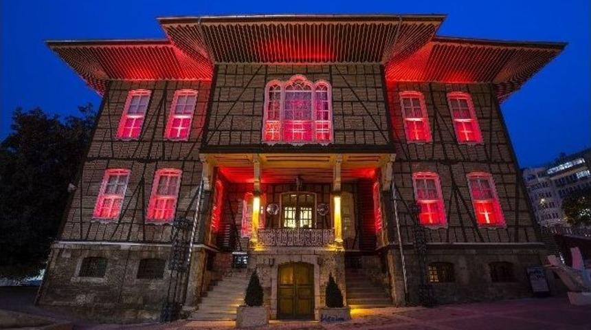 Tarih&icirc; Belediye Binası Meme Kanserine Karşı Pembe Renkle Işıklandırıldı