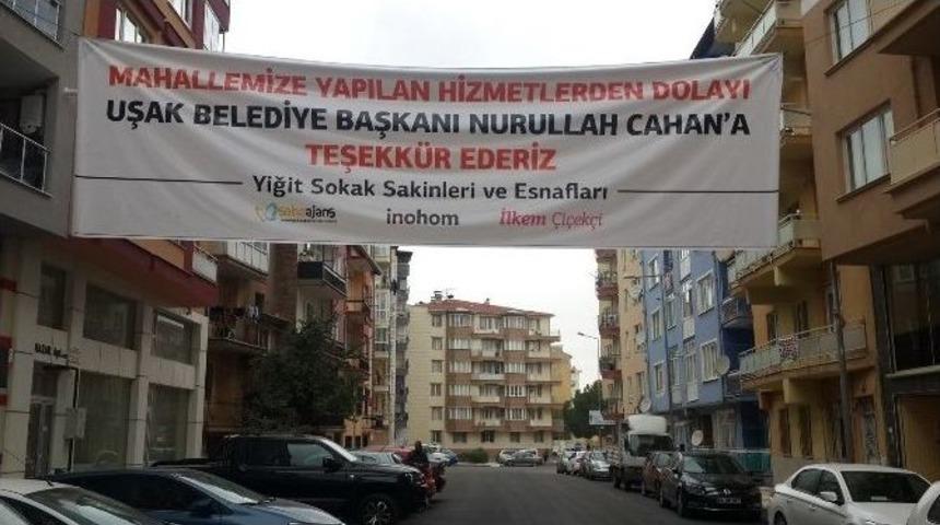 Uaşak&rsquo;ta Mahalleliden Başkan Cahan&rsquo;a Pankartlı Teşekk&uuml;r