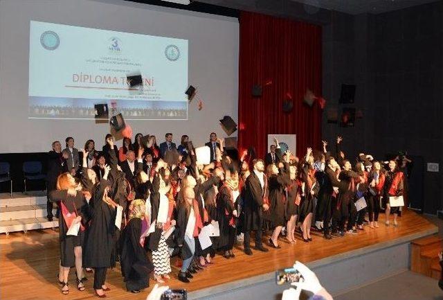 Sağlık Hizmetleri Myo Öğrencileri Diplomalarına Kavuştu