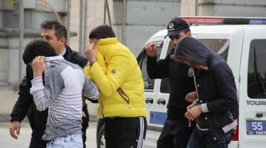 Park Halindeki Ara&ccedil;ların Camlarını Ve Lastiklerini S&ouml;k&uuml;p &Ccedil;aldılar