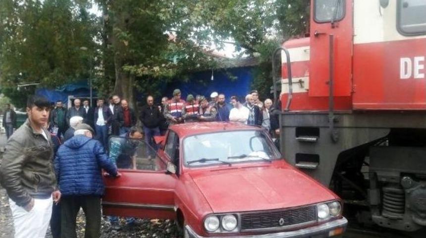 Trenin &Ccedil;arptığı Otomobilden Hafif Yaralı Kurtuldu