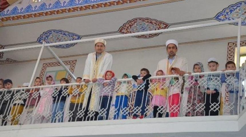 Minik Y&uuml;reklerden Cami Ziyareti